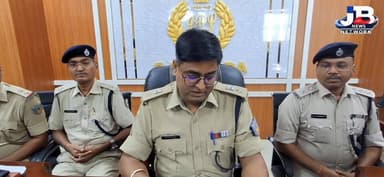 हथियार के बल पर हुई थी 4.50 लाख की लूट, 5 आरोपी गिरफ्तार!
Hemant Soren Sanjay Prasad Yadav Jharkhand Police, Godda
#Go...