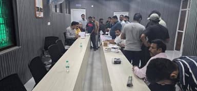 औद्योगिक क्षेत्र में कार्यरत श्रमिकों को 5 किलोग्राम एलपीजी सिलेंडर की बाजार में अनुपलब्धता के कारण हो रही परेशानी को दे...