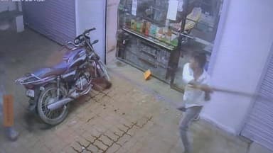 मनोहरथाना: मनोहरथाना बीनागंज रोड स्थित दुकान पर 9 व्यक्तियों ने तोड़फोड़ की, दुकानदार को पीटा, घटना सीसीटीवी में कैद