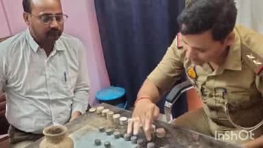 बिंदकी: जहानाबाद कस्बे के मोहल्ला बिलासपुर में पुराने मकान की खुदाई के दौरान मिले 92 चांदी और 180 तांबे के सिक्के