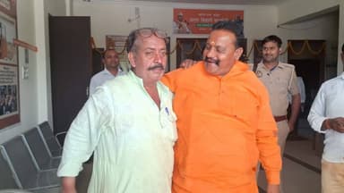 आजमगढ़ #भाजपा कार्यालय में बवाल: #जिलाध्यक्ष पर कार्यालय प्रभारी को #थप्पड़ मारने का आरोप!