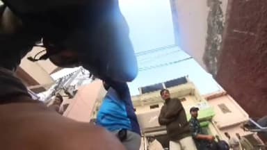 सर्विस सेंटर में वर्कर ने कस्टमर को बुरी तरह पीटा, वीडियो देख भड़के यूजर्स, पुलिस से कार्रवाई की मांग