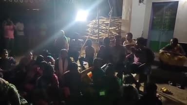 ମୋହନା: ଜଙ୍ଗଲକୁ ନିଆଁ ଦାଉରୁ ରକ୍ଷା କରିବା ପାଇଁ ଡମ୍ବାପୁର ରେ ସଚେତନତା ଶିବିର ଅନୁଷ୍ଠିତ ।