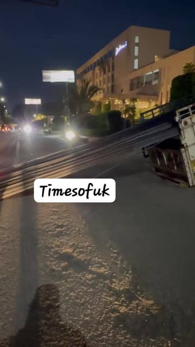 🛑ब्रेकिंग:रूद्रपुर रेडिसन होटल के सामने बड़ा हादसा होते होते टला पिकअप ओवरलोड माल ले जाता हुआ हो गया खड़ा, जानकारी के अन...