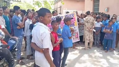 #रफीगंज प्रखंड के #पौथू पुलिस ने मारपीट के मामले में निजी कोचिंग शिक्षक को किया गिरफ्तार, छात्रों ने थाना के सामने किया ...