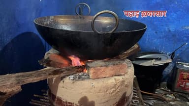 #पौड़ी के #मशहूर सबसे बड़े समोसे वालों को भी गैस संकट की मार, ग्राहकों को परेशानी न हो इसलिए अब लकड़ी के चूल्हे पर तले ज...