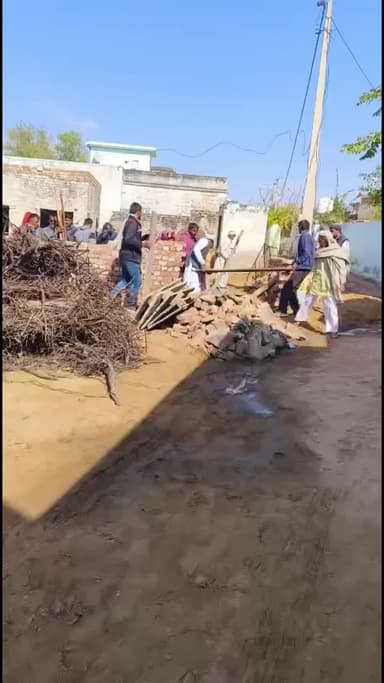 villege -Buchawas
me aak senik ke ghr par jabrjsti saman le jate huve koi bi prashasan enko rock nhi pa raha hai