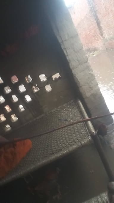 मेरा घर कच्चा है और मैं विकलांग हूं मैंने कईं बार कमरा के लिए फार्म भरे लेकिन कोई सुनवाई नही 10 साल से