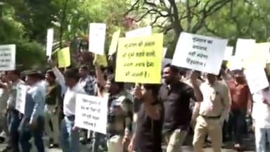 पार्लियामेंट स्ट्रीट: गुजरात में कांग्रेस अध्यक्ष मल्लिकार्जुन खड़गे के बयान के विरोध में लोगों ने कांग्रेस मुख्यालय के बाहर किया प्रदर्शन