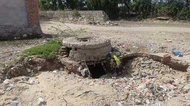 वार्ड नंबर 5 कानपुरा बस्ती नोखा सीवरेज लाइन का टूटा चैंबर बना मुसीबत