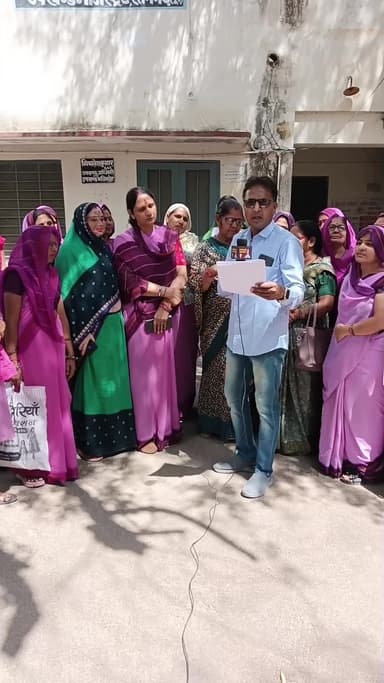 रतनगढ़: रतनगढ में आंगनबाड़ी कार्यकर्ताओं ने अपनी मांगों को लेकर एसडीएम ऑफिस में दिया ज्ञापन