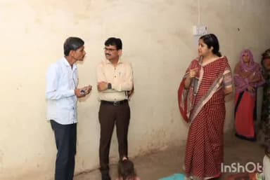 झाबुआ: कलेक्टर ने पिटोल में आंगनवाड़ी केंद्र का निरीक्षण किया, जर्जर भवन देखकर जताई नाराज़गी