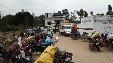 #शिवपुरी गैस एजेन्सी पर आज भी भारी भीड देखने को मिली ये भीड बताती है कि जनता कितनी परेशान है गैस को लेकर