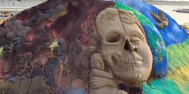 युद्ध बनाम मानवता: संगम पर सैंड आर्ट में दिखा दर्द, लोगों को जागरूक करने की अनोखी पहल