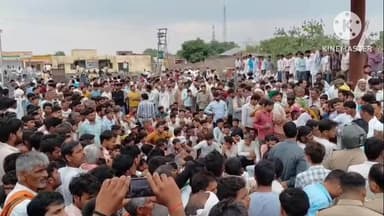 गुन्नौर: गांव भिरावटी के मझरा मलुआ के घेर निवासी पिता-पुत्र के अंतिम संस्कार से पहले ग्रामीणों ने सड़क पर शव रखकर लगाया जाम