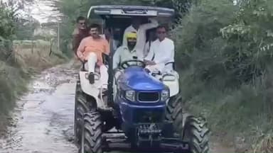 गोवर्धन: बारिश और ओलावृष्टि से गेहूं की फसल बर्बाद, ट्रैक्टर चलाकर खेतों में पहुँचे क्षेत्रीय विधायक