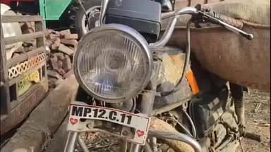 खकनार: अवैध गोंद परिवहन के खिलाफ वन विभाग ने पांगरी गांव में गोंद व्यापारी के घर दी दबिश