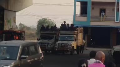 అసిఫాబాద్: రెబ్బెనలో బులెరో గూడ్స్ వాహనాల్లో ప్రమాదకర ప్రయాణం