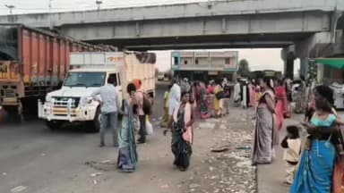 అసిఫాబాద్: కాగజ్ నగర్ ఎక్స్ రోడ్డు వద్ద బస్ సెల్టర్ లేక ప్రయాణికుల కష్టాలు