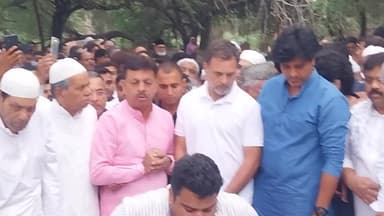 डिफेन्स कॉलोनी: पूर्व केंद्रीय मंत्री मोहसीना किदवई के अंतिम संस्कार में राहुल गांधी निजामुद्दीन कब्रिस्तान पहुंचे