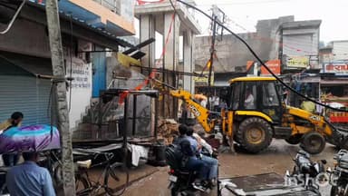 डीग: डीग में अतिक्रमण पर नगर परिषद की सख्त कार्रवाई, घंटाघर के पास जेसीबी से हटाया गया कब्जा