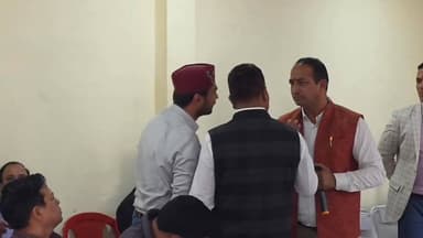 नगर निगम ऋषिकेश बोर्ड बैठक में उठे सवाल तो हुआ आपसी विवाद।
#उत्तराखंड #ऋषिकेश #NagarNigam