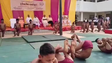 डिंडौरी: मप्र के उपमुख्यमंत्री के आगमन पर बरगांव नर्मदाअंचल विद्यापीठ के छात्रों ने मलखम्ब का प्रदर्शन किया