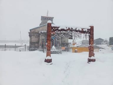 विश्व प्रसिद्ध केदारनाथ धाम में 8 अप्रैल को लगातार बर्फबारी जारी रही, जिससे पूरा मंदिर परिसर सफेद चादर...see more