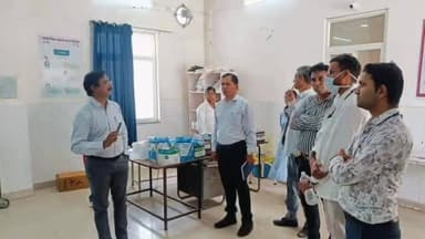 नैनवां: बढ़ती गर्मी में स्वास्थ्य सेवाएं दुरुस्त रखने के निर्देश, संयुक्त निदेशक ने किया सीएचसी देईखेड़ा का औचक निरीक्षण