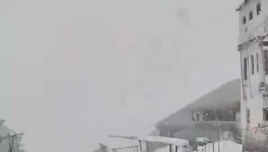 #केदारनाथ धाम में जोरदार बर्फबारी -पूरी घाटी बर्फ की सफेद चादर से ढकी #Uttarakhand प्रशासन ने यात्रियों को सतर्क रहने और...