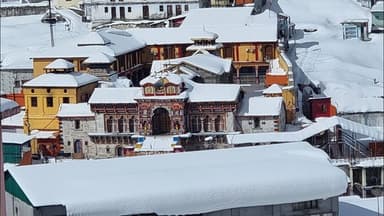 बद्रीनाथ धाम में जबरदस्त बर्फबारी। हर तरफ़ बिछी बर्फ की सफेद चादर। #badrinath #snowfall2026