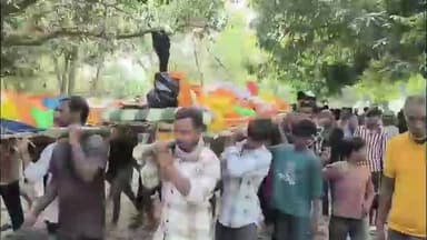 मनोहरपुर में एक साथ उठी एक साथ तीन बेटो की अर्थी, बूढ़े मां बाप का छिन गया सहारा, बेल टोला में पसरा मातमी सन्नाटा।