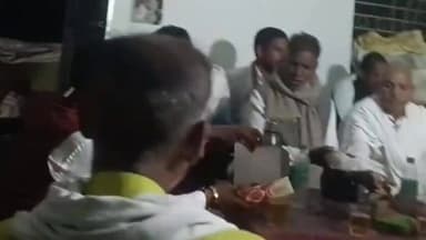 जमुई: जड़ीबूटी से वायरल हुए लोशिघानी के श्रीसाहेब वैद्य अब शराब पार्टी के साथ हो रहे हैं वायरल, इलाके में चर्चा तेज