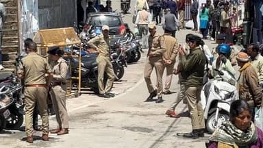 #रफ व ट्रिपल ड्राइविंग को लेकर #पौड़ी पुलिस ने चला अभियान, जिला #पंचायत भवन के समक्ष कांटे कई चालान,#यातायात नियमों का प...