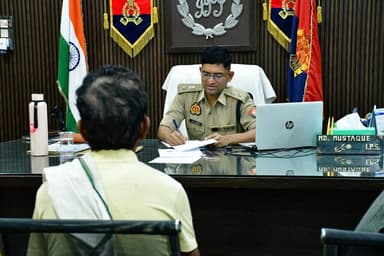 #SPLalitpur @IPSMdMustaque द्वारा पुलिस अधीक्षक कार्यालय में #जनसुनवाई की गई।
🔸जनसुनवाई में फरियादियों की समस्याओं...