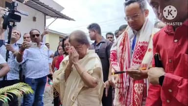 পশ্চিম যোৰহাট: নাজিৰ আলি বাসগৃহত উপস্থিত হৈ পিতৃ তৰুণ গগৈৰ ফটোৰ সন্মুখত সেৱা লৈ ভোট কেন্দ্ৰলৈ আহে গৌৰৱ গগৈ আৰু মাতৃ ডলী গগৈ