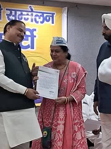 #केजरीवाल जी ने किया पूरी ताकत से मध्यप्रदेश की ओर रूख ।उन्होने तीन बार के दिल्ली के विधायक व कानून मंत्री माननीय जीतेन्द्र तोमर जी को बनाया मध्यप्रदेश प्रभारी और साथ में 15 पूर्व विधायक , पार्षद को बनाया सह प्रभारी ।