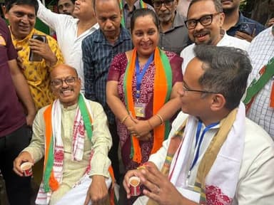 গণতন্ত্ৰৰ সৌন্দৰ্য।
যোৰহাটৰ বি জে পিৰ প্ৰাৰ্থী হিতেন্দ্ৰ নাথ গোস্বামী আৰু কংগ্ৰেছৰ প্ৰাৰ্থী গৌৰৱ গগৈয়ে ভোটদান কৰি একেলগ...