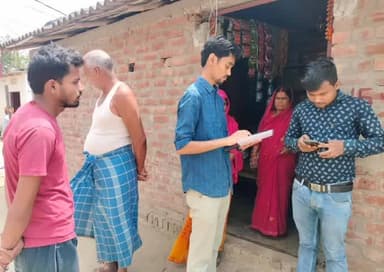 पिपराही: पिपराही में डोर-टू-डोर अभियान से आयुष्मान कार्ड बनवाने के लिए लोगों को किया जागरूक