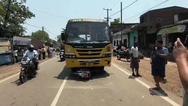 ରାଇରଙ୍ଗପୁୁର: ଅଁଳାଡୁବା ରେ ବାଇକକୁ ପ୍ରାୟ ୨୦୦ ମିଟର ଘୋଷାଡି ନେଲା ସ୍କୁଲ ବସ; ଅଳ୍ପକେ ବର୍ତ୍ତି ବର୍ତ୍ତିଲେ ଛାତ୍ରଛାତ୍ରୀ; ବେପରୁଆ ବସ ଚାଳକ ଥାନା ରେ ଅଟକ