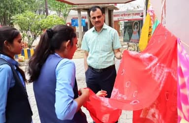 बस्ती: बंधेज कला प्रदर्शनी प्रतियोगिता में प्रतिभा की चमक, संजय शुक्ल ने कहा- बंधेज कला को संरक्षित करना समय की मांग