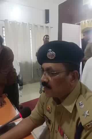 मऊ: रणवीरपुर गांव में एक युवक के शव मिलने पर मचा कोहराम, जांच में ड्यूटी पर पुलिस: पुलिस अधीक्षक कमलेश बहादुर