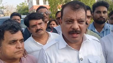 चार घंटे तक उमर सिंघार नेता प्रतिपक्ष ने प्रदर्शन के दौरान कलेक्टर का इंतजार किया।कलेक्टर नहीं आए ज्ञापन सौंपा कुत्ते को