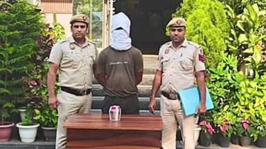 साकेत: बदरपुर पुलिस ने एक शख्स को अवैध बटनदार चाकू के साथ पकड़ा