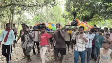 मनिहारी: मनोहरपुर के बेल टोला गांव में एक साथ उठी तीन बेटों की अर्थी, बूढ़े बाप हुए बेसहारा, गांव में छाया मातम