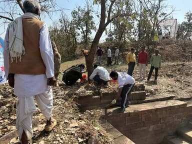 जिले में आमखेड़ा ग्राम पंचायत के महालपुर पाठा में जनप्रतिनिधियों, अधिकारियों और ग्रामीणों द्वारा सामूहिक श्रमदान कर पुरान...