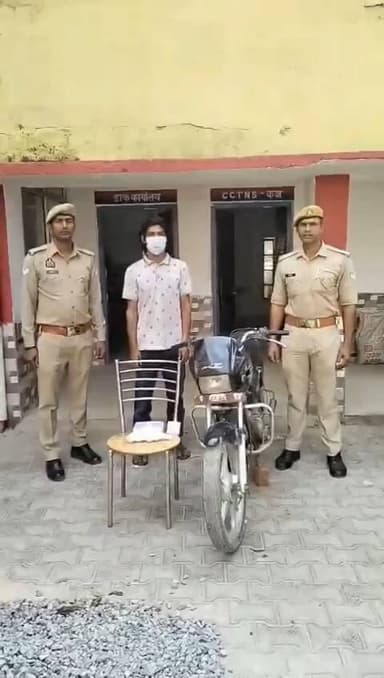 खेकड़ा: रटौल निवासी जिलाबदर आरोपी को छीनैती व चोरी की 2 घटनाओं में गिरफ्तार किया गया, आभूषण, नकदी, कारतूस, तमंचा व बाइक बरामद