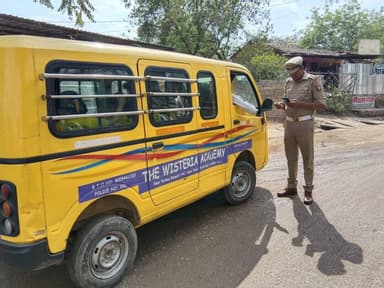 #SPLalitpur @IPSMdMustaque के निर्देशन यातायात पुलिस ललितपुर द्वारा स्कूली बच्चों के सुरक्षित परिवहन को सुनिश्चित करने क...