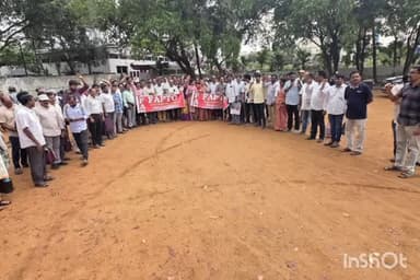 "పెండింగ్ డీఏలు విడుదల చేయాలి.. సీపీఎస్ రద్దు చేయాలి: ఫ్యాప్టో నిరసన."