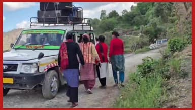 #शराबबंदी को लेकर एक्शन में आई जड़धार गांव की महिलाएं #गांव के अंतर्गत गाड़ी घुमाकर साउंड सिस्टम के जरिए ग्रामीणों को किय...